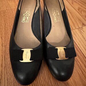 Black Salvatore Ferragamo Vara Pumps (1.5" heel) - Size 10